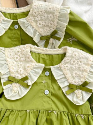 rochie lunga verde cu fundite cu broderie lunga peste genunchi in stil retro anika